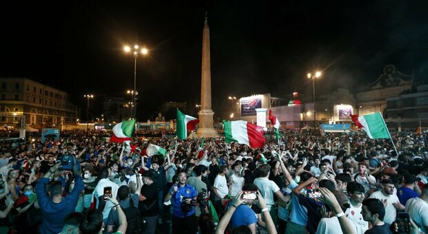 Italia-Austria 2-1, è festa grande per la vittoria agli ottavi. Caroselli a Roma, Napoli e Firenze