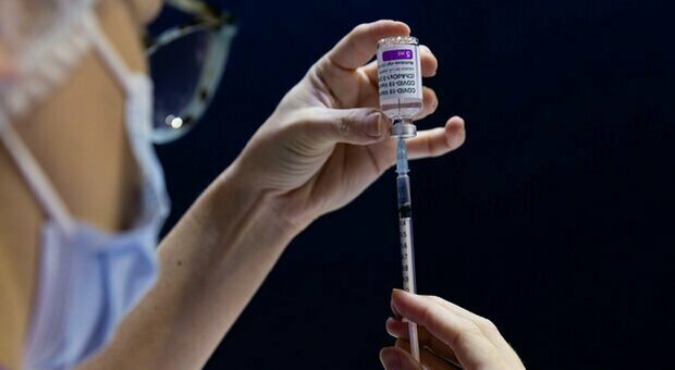 Il vaccino AstraZeneca anche agli under 60, a giugno 1 milione di iniezioni al giorno