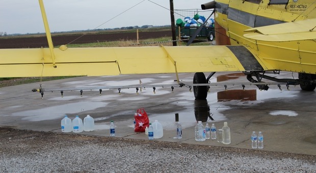 Prete usa aereo per spargere acqua santa su comunità: quasi 380 litri su abitanti