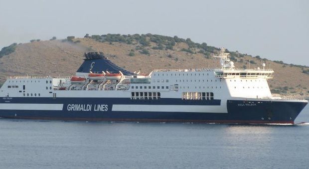 Turisti europei bloccati in Grecia: sul traghetto per Ancona 60 camper e 31 auto