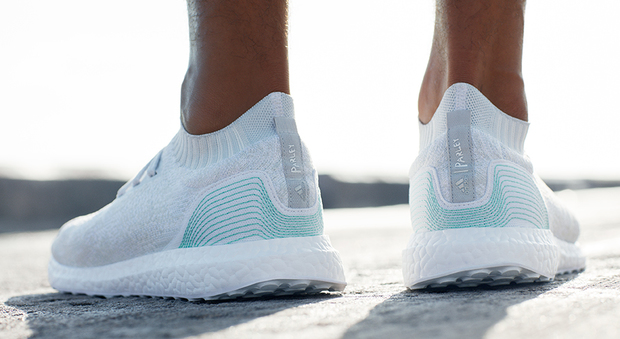 Adidas inventa la prima scarpa costruita con la plastica riciclata dagli oceani