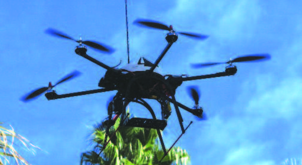 Un drone munito di telecamera in volo