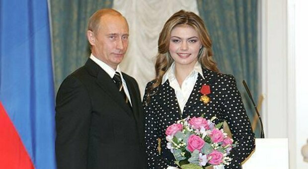 «L'amante di Putin, Alina Kabaeva, è nascosta in Svizzera con i loro 4 figli», ecco chi è l'ex ginnasta russa