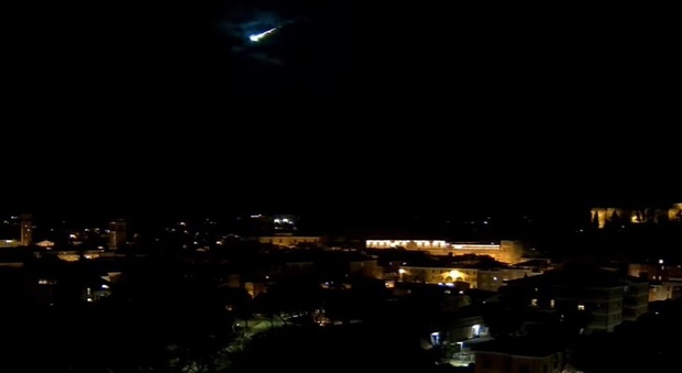 Il bolide ripreso da una webcam nel cielo di Cesena