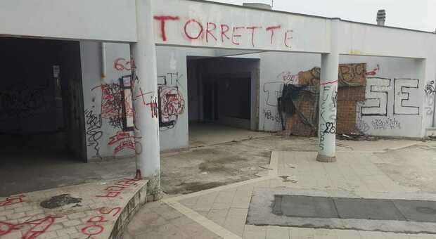 Scritte, rifiuti e lancio di mattonelle dal tetto: Torrette in mano ai vandali