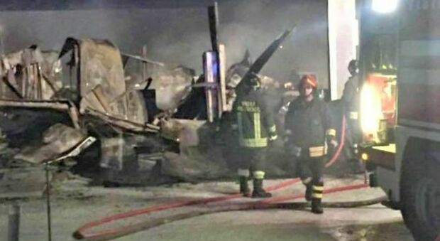 Incendio al capannone Adriamar, interviene il sindaco: «I rifiuti bruciati vanno rimossi»