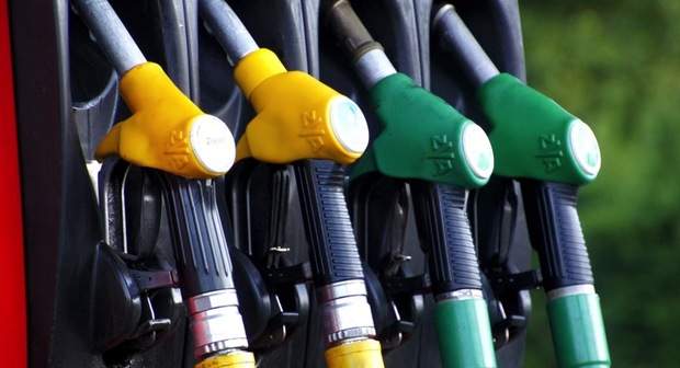 Benzina, il prezzo aumenta di nuovo in Italia: la verde a 1,559 euro/litro