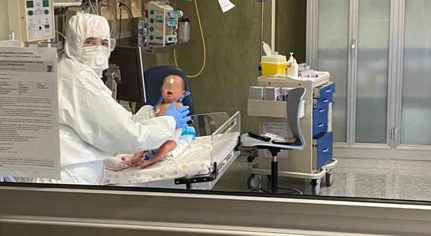 Migliorano le condizioni del neonato positivo ricoverato all'ospedale Salesi