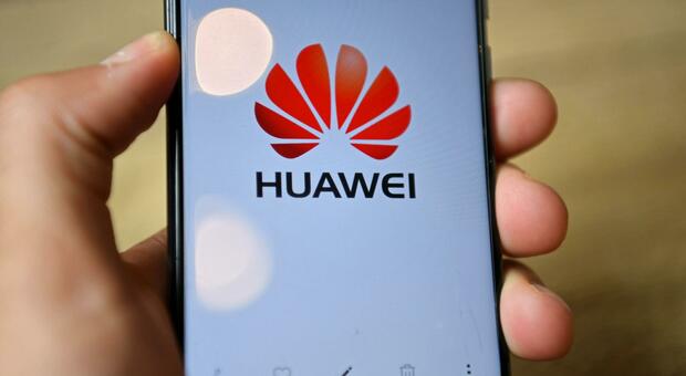 Huawei supera Samsung, è leader mondiale nella vendita smartphone. «Merito di Covid-19»