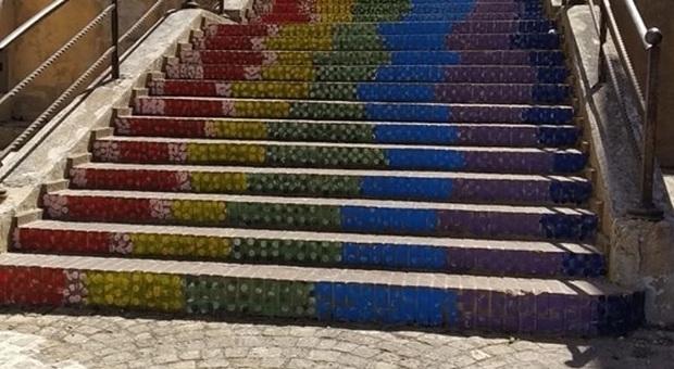 Loreto, scalinata arcobaleno in ricordo della figlia morta, il sindaco lo bacchetta