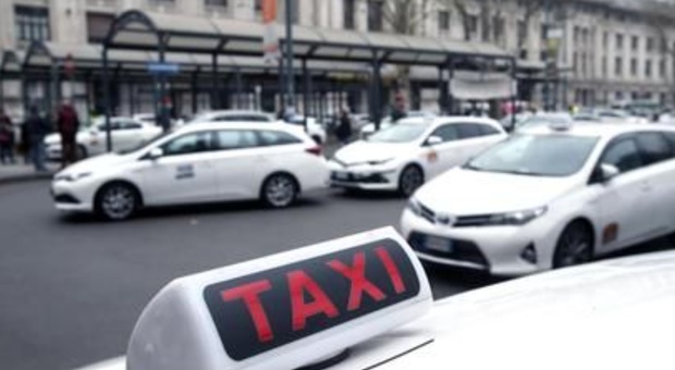 Milano, taxi fa il furbo: "allunga" il percorso ma il cliente lo denuncia. E il tassista viene punito