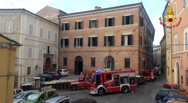 Incendio al primo piano di un palazzo storico: momenti di paura a Fabriano