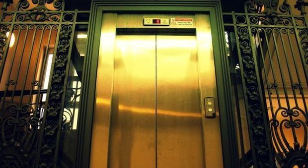 Troppe persone in ascensore, la cabina scivola giù