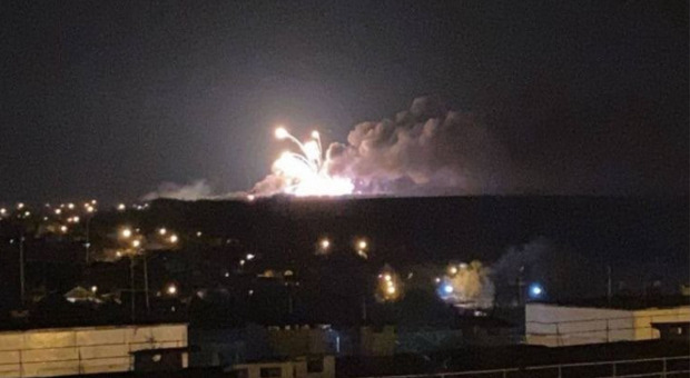 Russia, esplosione a Belgorod. «Gli ucraini hanno colpito un deposito militare, 4 morti»