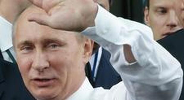 Putin, un leader di poche parole, ecco come risolve i problemi: «Mascherine a prezzi folli? Chiudete la farmacia»