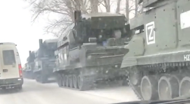 Cosa c'è dietro alla «Z» su carri armati e convogli russi che si muovono verso il Donbass