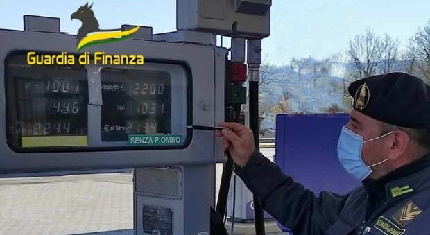 I prezzi dei carburanti non si vedono dal distributore: maxi multa della Finanza al distributore