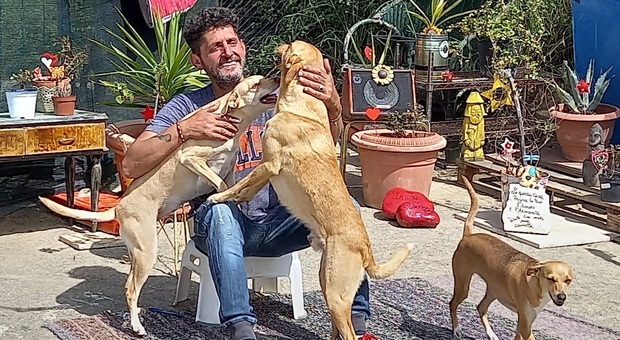 Roberto Renga con gli inseparabili cani