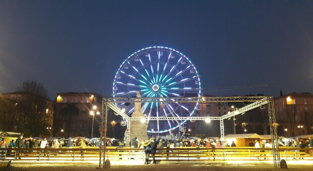 La ruota panoramica in piazza Cavour