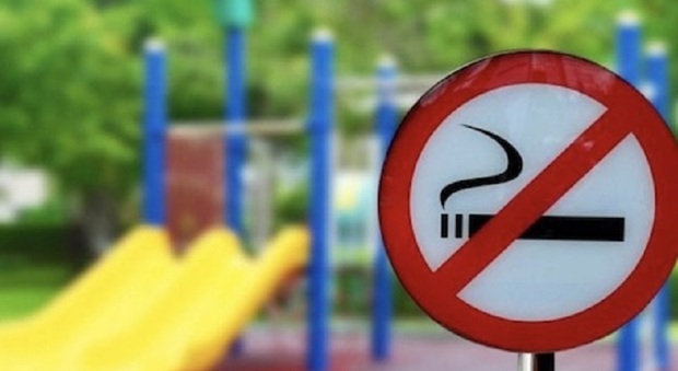 Nelle aree giochi dei parchi pubblici sarà vietato fumare