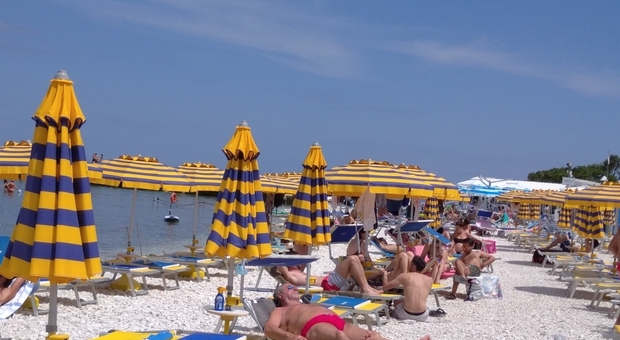Portonovo è già gremita di turisti, da lunedì entrerà in funzione la app per prenotare la spiaggia libera
