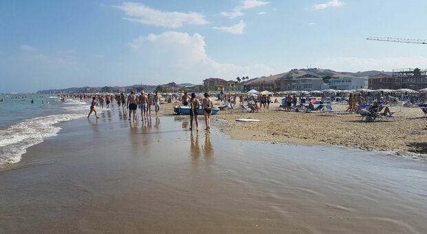 A Porto San Giorgio i balneari verso l'estate più difficile: «Con la Bolkestein qui non investe più nessuno»