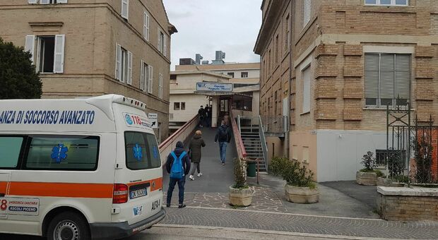 Ospedale di Fermo, tagli dei nastri nel mirino: «Al reparto di Medicina meno letti rispetto al previsto»