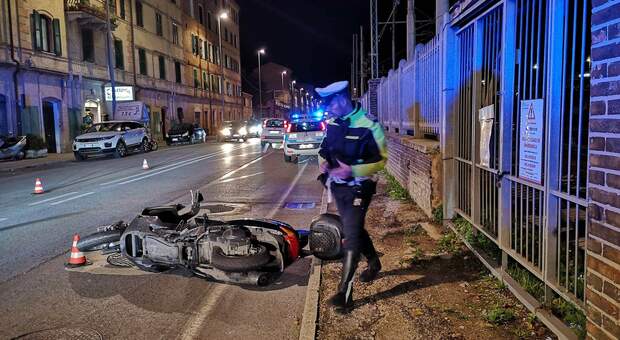 Ancona, volo choc dallo scooter. Schianto da brividi sulla Flaminia: un uomo è in gravi condizioni
