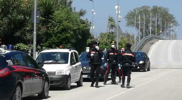 Irruzione dei carabinieri in un casolare abbandonato: due minorenni fermati con la merce rubata