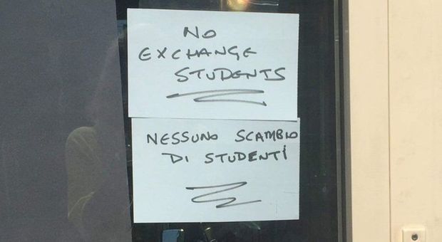 Il negozio che vieta l'ingresso agli studenti italiani: è polemica nella cittadina delle vacanze-studio