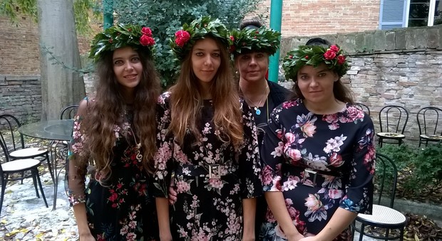 Urbino, festa quadrupla: la mamma si laurea in lingue insieme alle 3 figlie