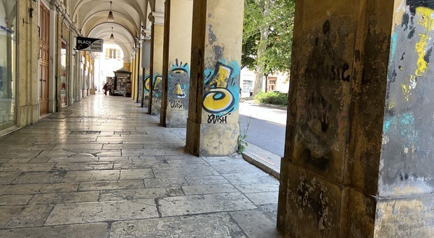 Portici di piazza Cavour: cinquanta metri di vergogna tra scarabocchi, guano di piccione e muri scrostati