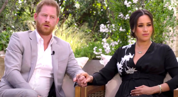 Meghan Markle ed Harry aspettano una bambina, l'annuncio da Oprah poi il retroscena: «Ci siamo sposati prima della cerimonia in tv»
