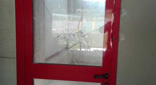 La porta con il vetro sfondato allo stadio Del Conero