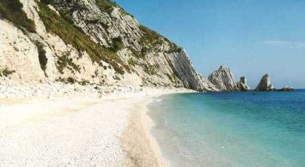 Marche, le Due Sorelle entrano tra le 13 spiagge più belle d'Italia