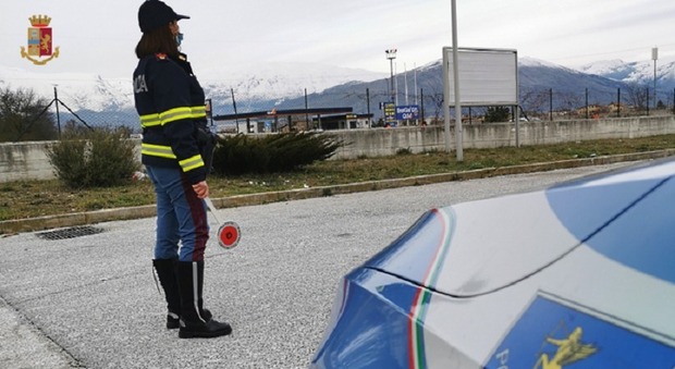 Sant'Elpidio a Mare, la polizia ferma supercar con assicurazione falsa: denunciati proprietario e assicuratore