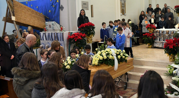 Il funerale di Elisa Rondina, per l'ultimo saluto presenti anche i suoi alunni