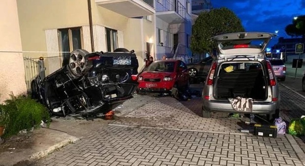 Porto sant'Elpidio, tremendo schianto alla rotatoria nella notte: quattro feriti, grave una donna
