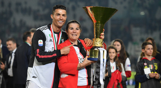 La mamma di Ronaldo choc: «Senza mafia nel calcio, più Palloni d'oro per mio figlio»