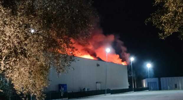 Furioso incendio alla Rimel e nube di fumo: scuole chiuse a Pollenza. Il sindaco: «Non aprite le finestre»