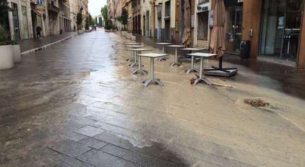 Ancona, l'ira dei commercianti del centro dopo la bomba d'acqua: "Troppa incuria"