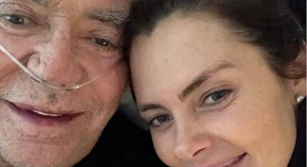 Roberto Cavalli ricoverato, la foto in ospedale con l'ex coniglietta Sandra: «Fortunato ad averla»