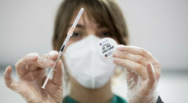 Sos vaccini, la Regione Marche: 5mila richiami rischiano di slittare. Ecco perché. Intanto il Lazio chiama la fascia 56-57 anni