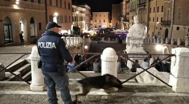 Controlli della polizia in piazza del Papa