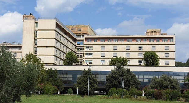 Zero posti all'ospedale Mazzoni: situazione sempre più critica. I prossimi malati covid andranno fuori Area vasta