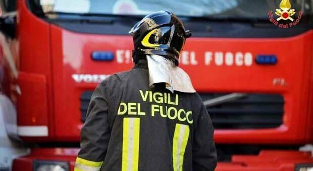 Si rompe tubo dell'acquedotto, vigili del fuoco al lavoro in via Ungaretti a Macerata dalla prima mattina