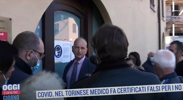 Giuseppe Delicati, il medico che rilasciava falsi certificati ai no vax era diventato vaccinatore