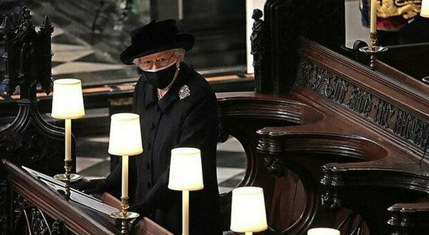 Filippo, il tributo segreto della Regina: ecco cosa teneva nella borsa durante il funerale