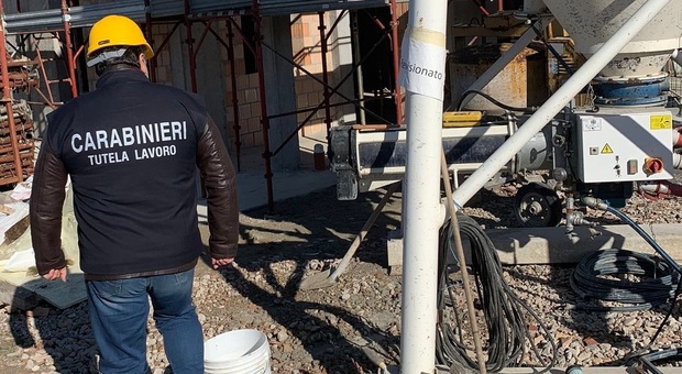 Lavoro nero e scrasa sicurezza nei cantieri della ricostruzione post sisma: aziende sospese e 140mila euro di multe