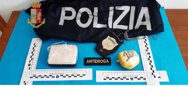 Sul treno Roma-Ancona con quasi mezzo chilo di droga nascosta nel reggiseno: arrestati due pusher